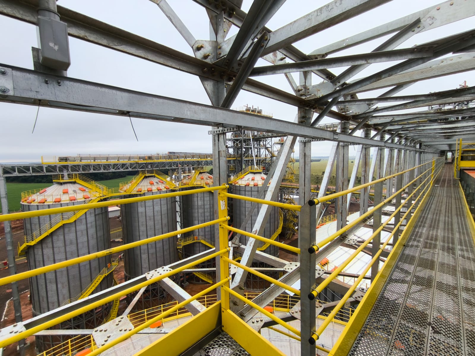 Silos e passarelas de uma obra real da Dias